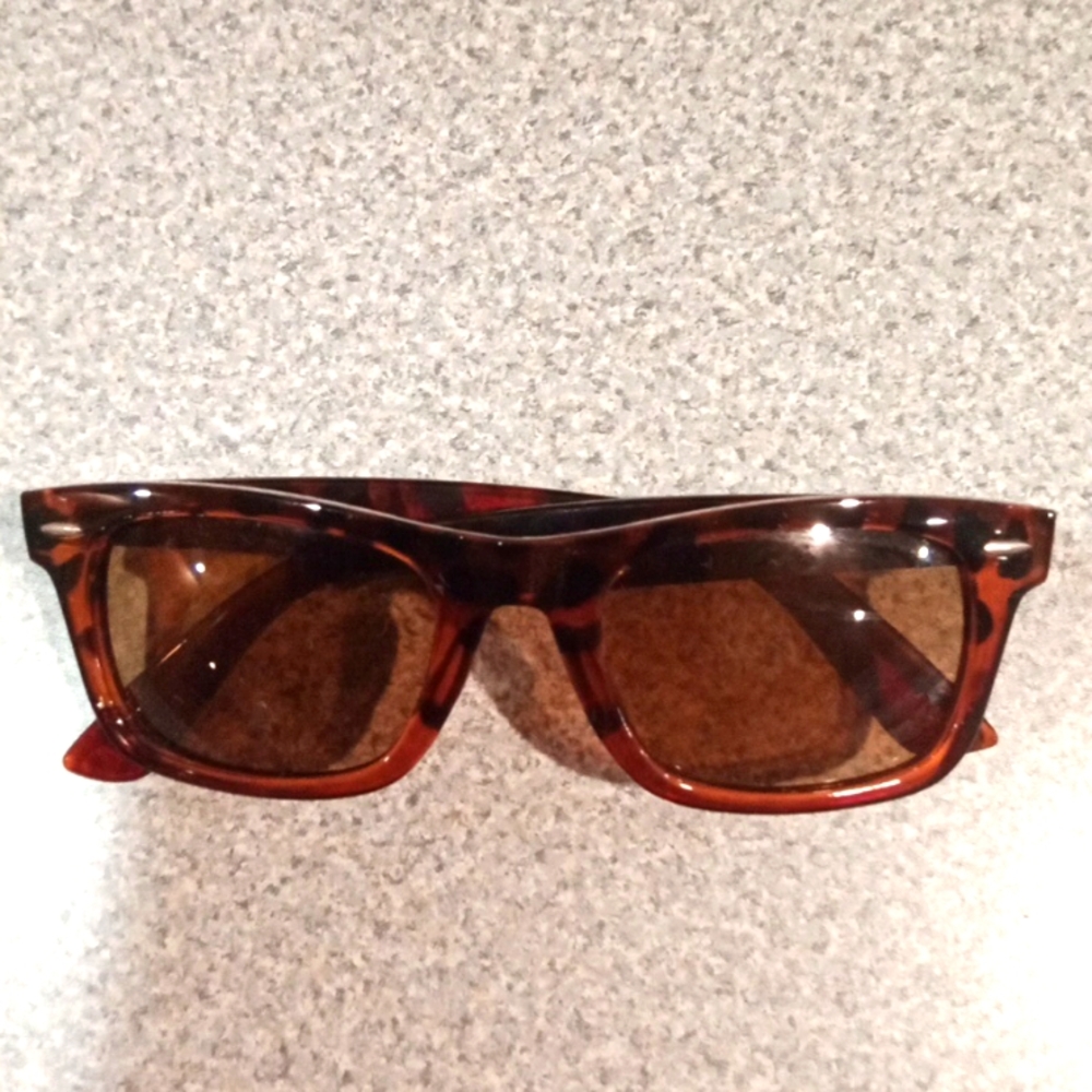 Sunglasses brown leopard print UV protection.